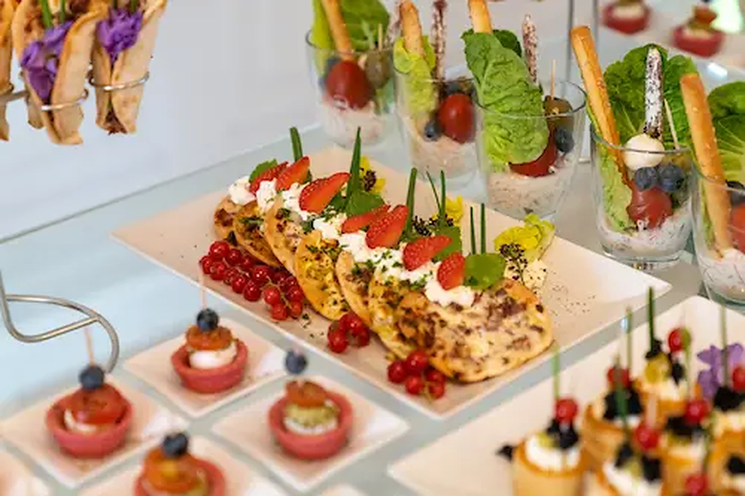 Raffiniert angerichtete Fingerfood-Auswahl auf Tellern und in Gläsern